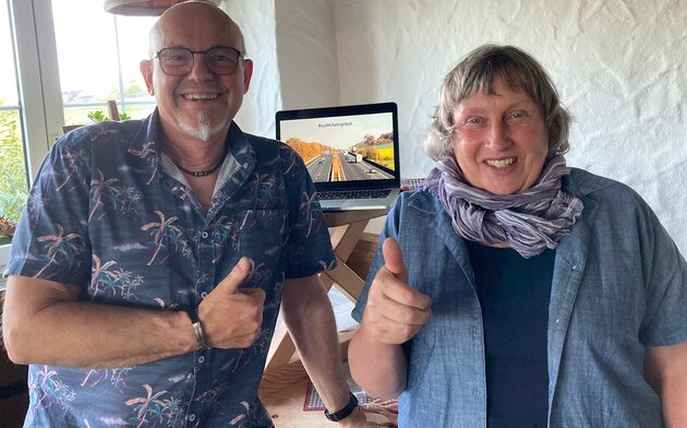 Fahrprüfer Jürgen Schmieder und Vorsitzende Petra Schnierle vor einem geöffneten Laptop