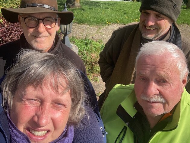 Petra, Uli, Bernhard und Torsten schauen in die Kamera. Torsten trägt eine Mütze, Bernhard einen Hut.